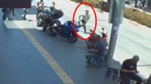 Antalya'da polisin durdurduğu sürücü, arkadaşını ve motosikletini bırakıp kaçtı
